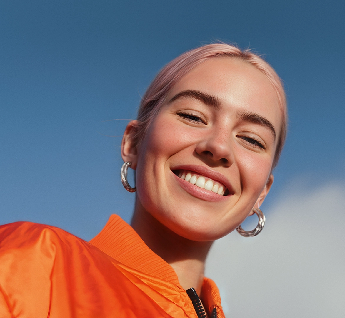 Portrait einer jungen Frau, die lächelt